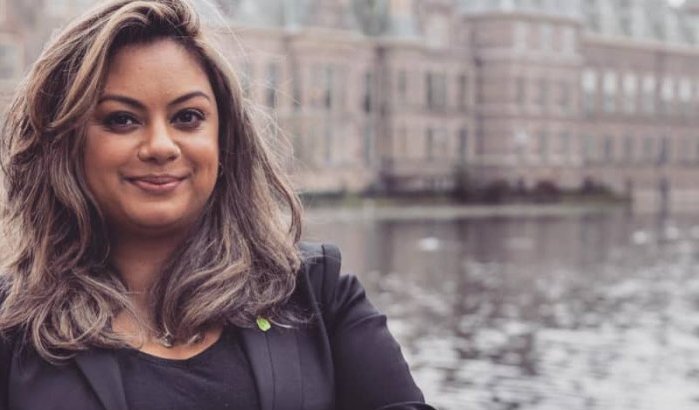 Janet helpt minderbedeelden aan een maaltijd tijdens Ramadan