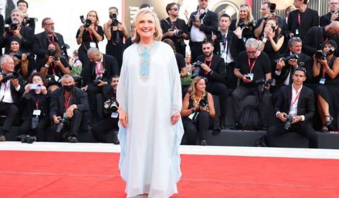 Hilary Clinton subliem in Marokkaanse kaftan (video)