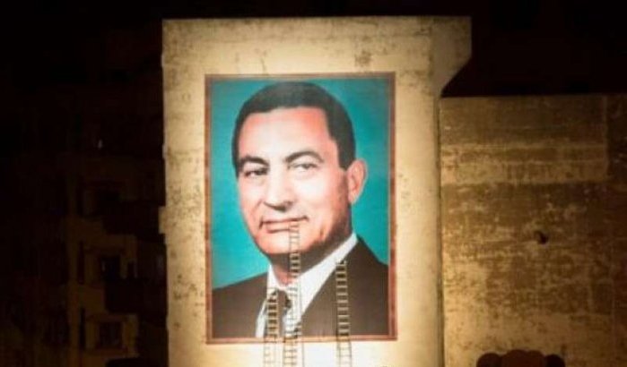 Bewoners Casablanca verrast door gigantisch portret Hosni Moubarak