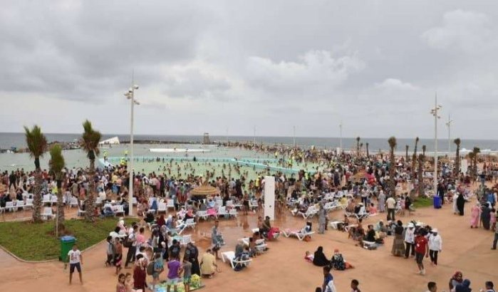 Chaos door drukte in grote zwembad Rabat