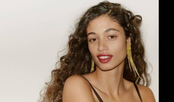 Marokkaanse Malika El Maslouhi poseert voor Frame Denim