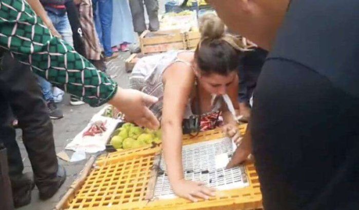 Marokko: toeriste wordt hysterisch bij zien kippen in kooi (video)