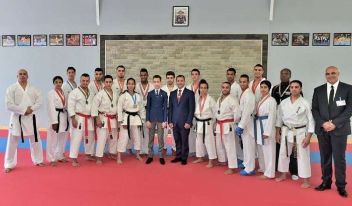 Video: Kroonprins Moulay Hassan huldigt karateschool in