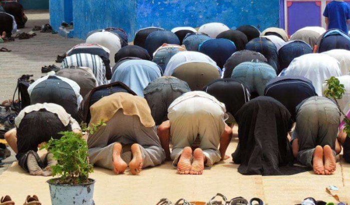 Marokkaanse prediker gaat strijd aan tegen strakke broek tijdens gebed