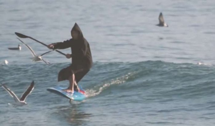 Surfen met een djellaba! (video)