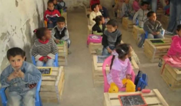 School in Marokko gebruikt groentekisten als meubels