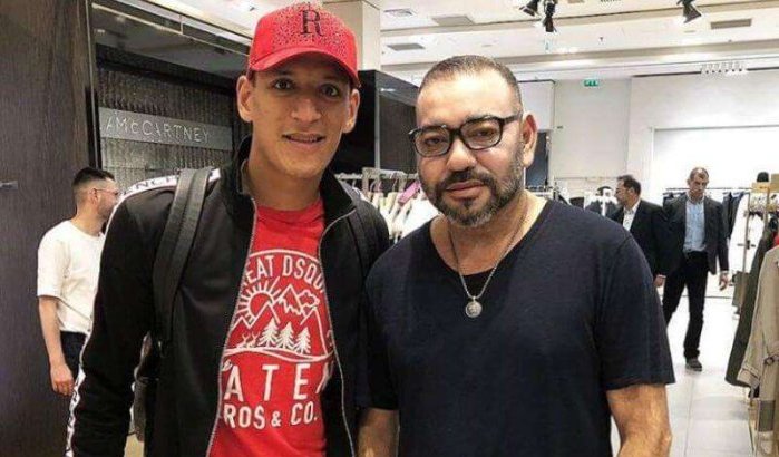 Koning Mohammed VI met Marokkaanse international op de foto