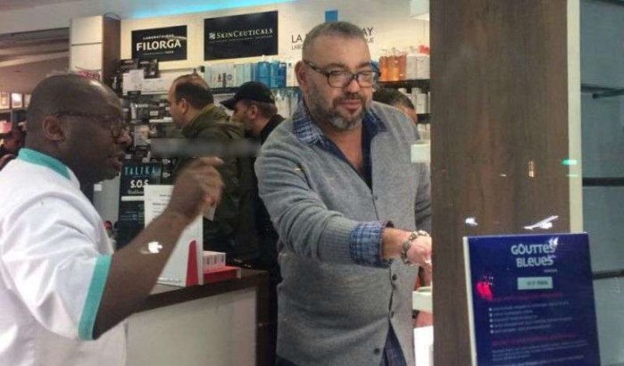 Koning Mohammed VI in apotheek in Parijs gefotografeerd