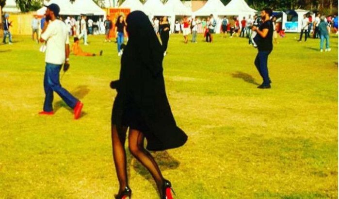 Dit is de vrouw met de mini boerka en Louboutin hakken (video)