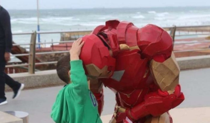 Iron man geeft ‘free hugs' in Casablanca (foto's)