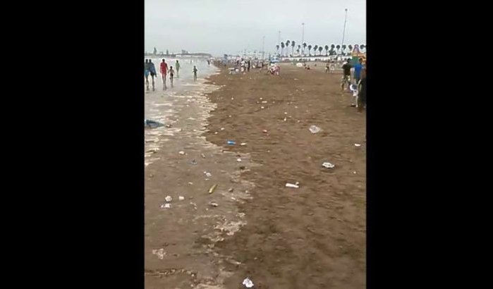 Vuile vuile vuile strand van El Jadida (video)
