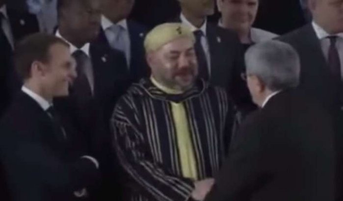 Koning Mohammed VI en Algerijnse Premier Ahmed Ouyahia schudden elkaar hand (video)