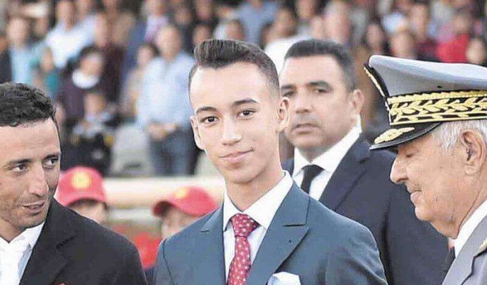 Prins Moulay Hassan met Lamborghini op zeedijk Casablanca gezien