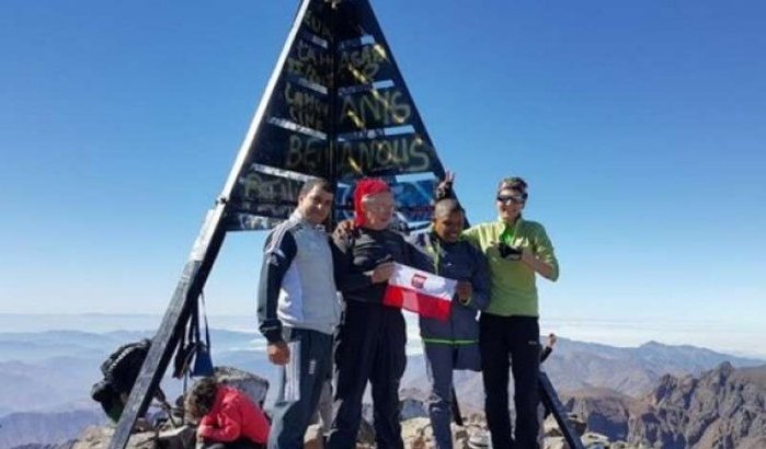 Marokkaan met één been beklimt hoogste berg in Noord-Afrika