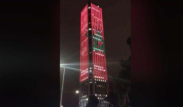 Marokkaanse vlag verlicht hoogste toren van Colombia (video)
