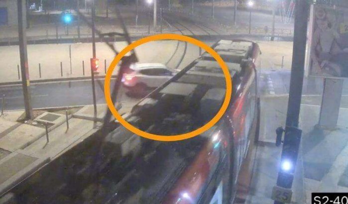 Het moment waarop een auto tegen een tram botst in Casablanca (video)