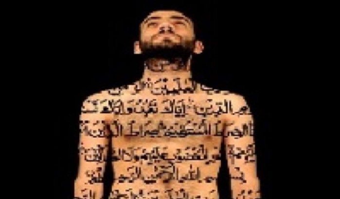 Koranverzen op naakte lichaam van Mehdi Georges Lahlou