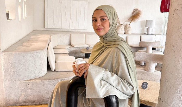 Wie is Nada Merrachi, Nederlands-Marokkaanse ontwerpster achter 'gesluierde Eiffeltoren'-campagne