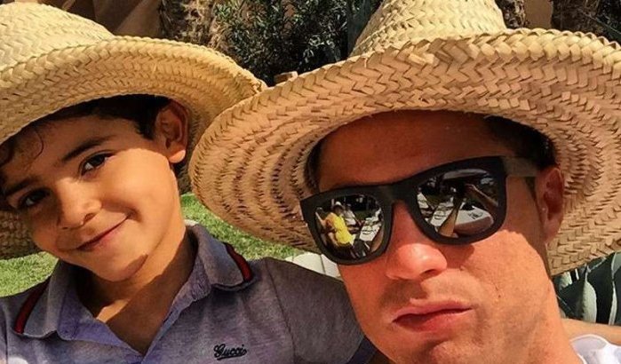 Foto's: Cristiano Ronaldo met zijn zoon in Marrakech