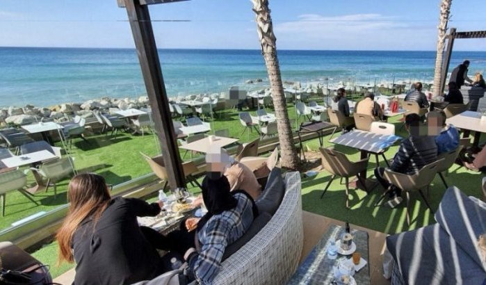 Café in Tanger wekt woede met hoge prijzen en strandgebruik