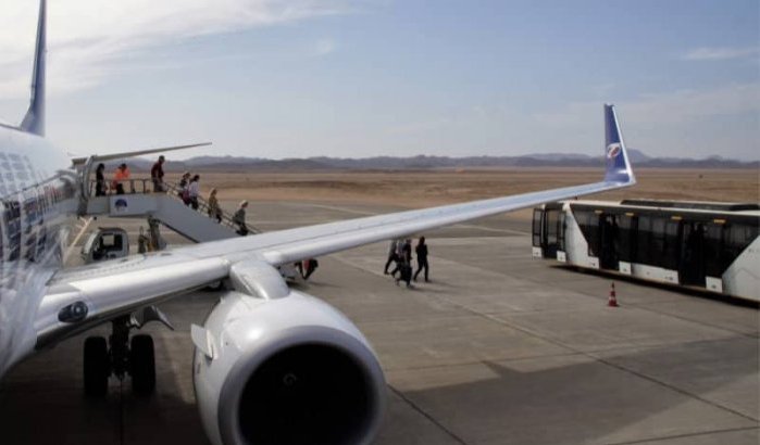 Marokkaanse passagiers in shuttlebus gepropt op vliegveld van Malaga