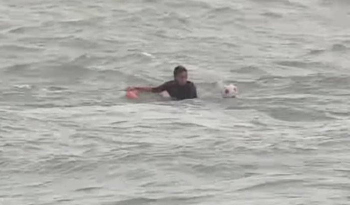 Yassine zwemt naar Spanje tijdens storm met enkel zijn voetbal (video)