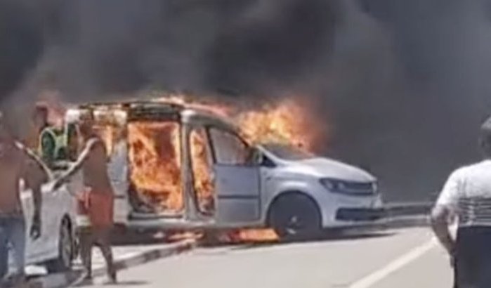 Vakantieganger kookt tajine en zet auto in brand op strand Al Hoceima (video)