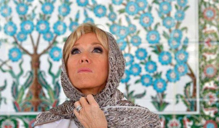 Vrouw Franse President draagt sjaaltje van Marokkaanse ontwerper in Abu Dhabi (foto's)