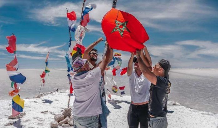 Marokkaanse vlag voor het eerst in op één na grootste zoutwoestijn ter wereld (video)