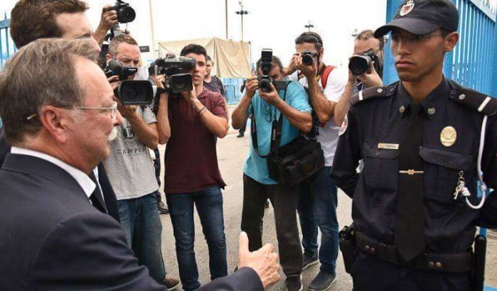 Marokkaanse politieman weigert hand aan president Sebta (video)