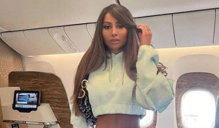 Marokkaanse influencer ontmaskerd nadat ze deed alsof ze business class vliegt