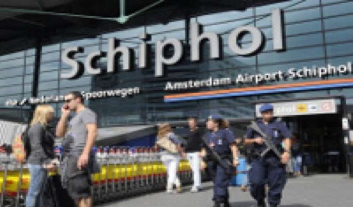 Schiphol: passagier slaagt politieagent op vliegtuig Marokko