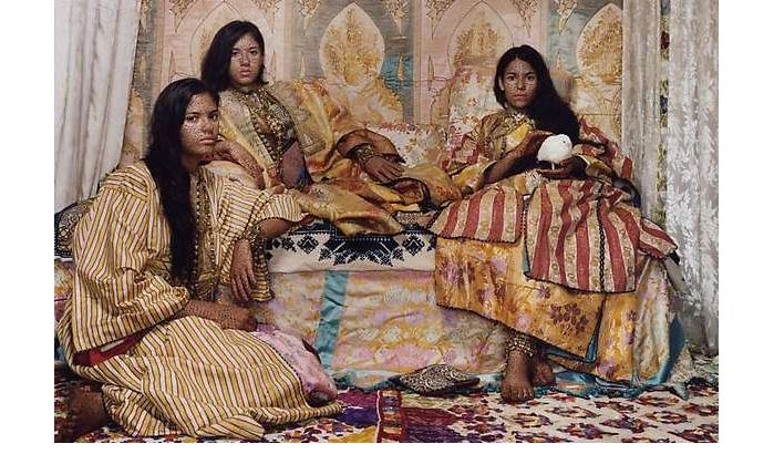 Lalla Essaydi stelt 'Bullets & Harem, revisited' tentoon