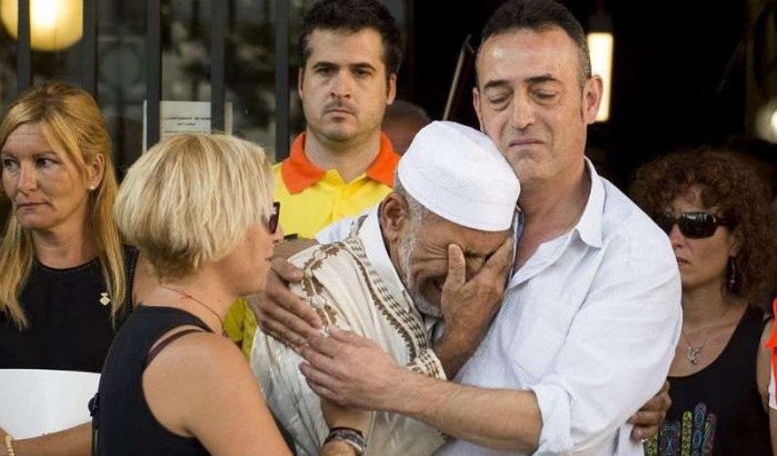 Ontroerend: man die zoontje verloor bij aanslag Barcelona en imam vallen huilend in elkaars armen (video)