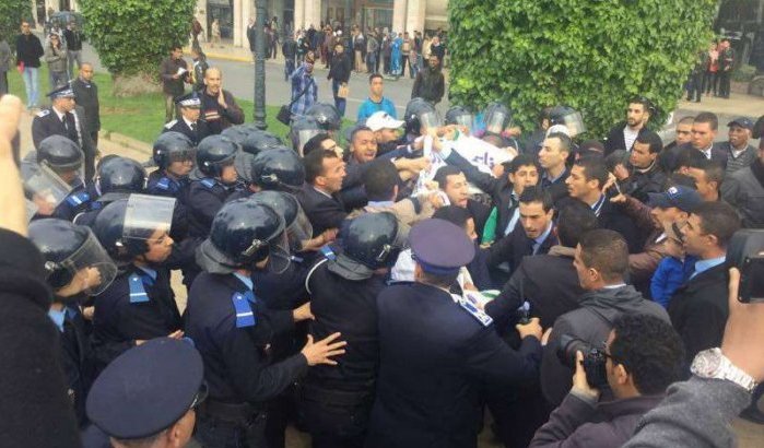 Politieagenten versperren demonstratie politieagenten in Rabat (video)