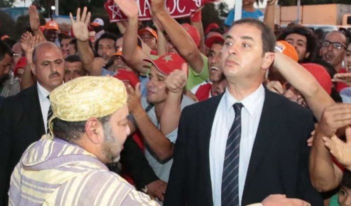 Koning Mohammed VI stopt stoet om volk te begroeten