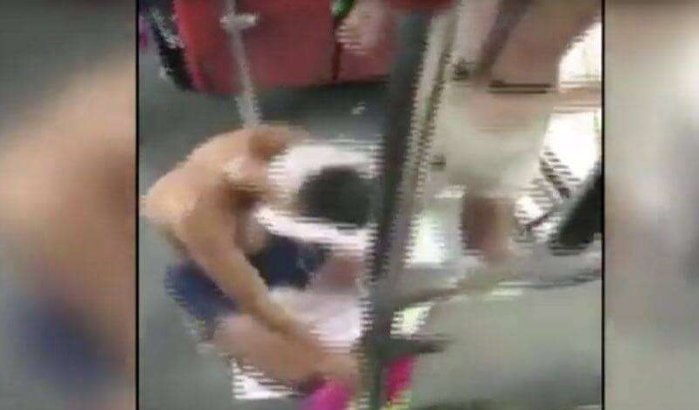 Marokko: twee maanden celstraf voor bad in bus (video)