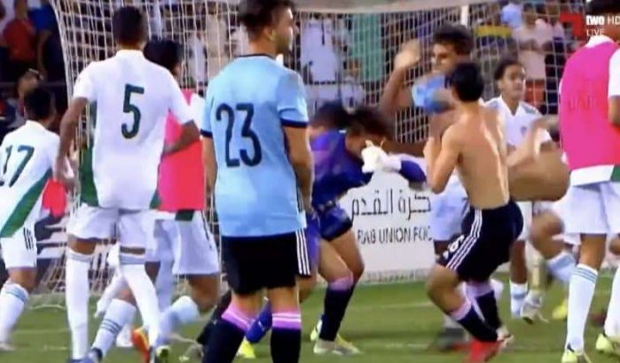 Arab U17 Cup: Marokkaanse spelers na wedstrijd tegen Algerije aangevallen (video)