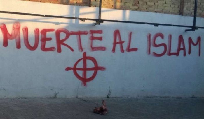 Varkenshoofd en “Dood aan de Islam” bij moskee in Madrid