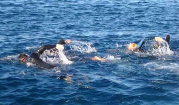 Marokkanen die zwemmend Spanje proberen te bereiken op nippertje gered