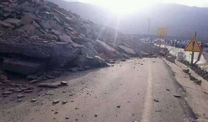 Weg Marrakech Ouarzazate gesloten door gevallen rotsblokken