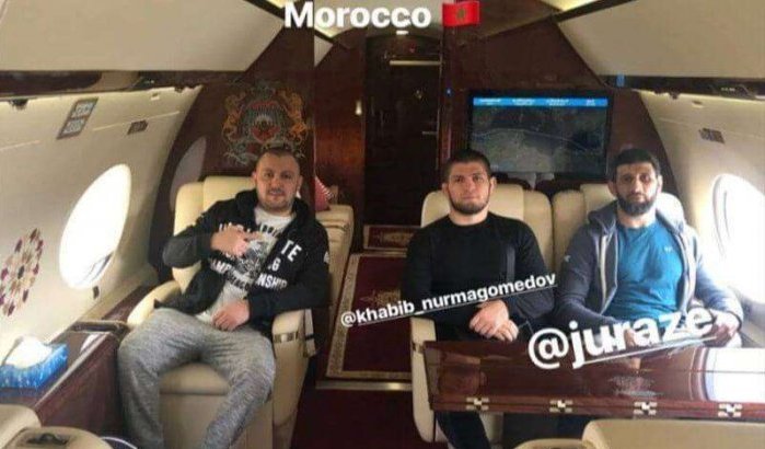 Khabib Nurmagomedov in privé jet met wapenschild Marokko (video)