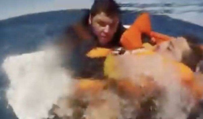 Marokkanen in levensgevaar op zee gered door Spaans leger (video)
