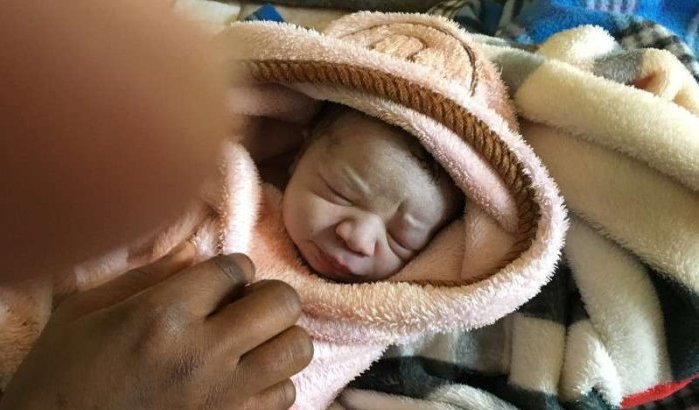 Libië: baby enkele uren voor repatriëring naar Marokko geboren (foto's)