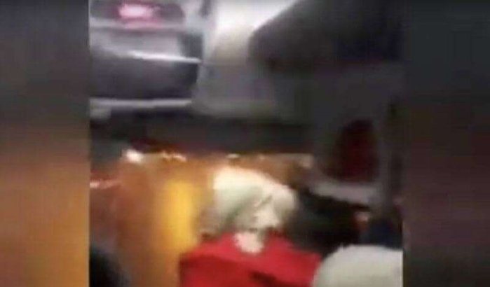 Passagiers bus staan doodsangsten uit door hooligans in Rabat (video)