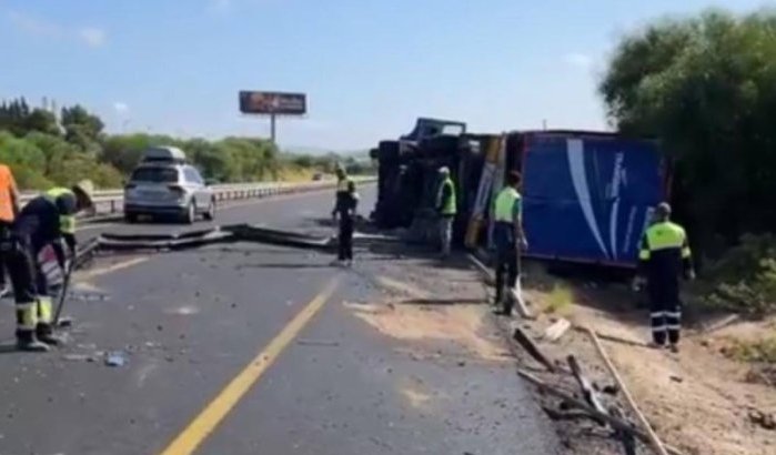 Vrachtwagen legt snelweg Tanger urenlang lam