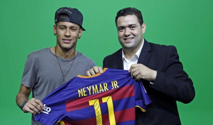 Neymar geeft gesigneerd shirt aan Marokkaanse international Hachim Mastour