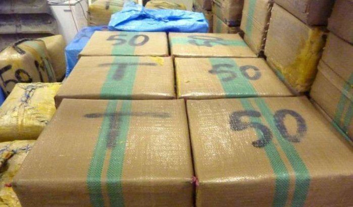 Autoriteiten Tanger vernietigen 9 ton drugs en sigaretten