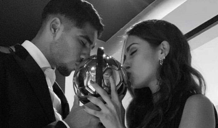 Achraf Hakimi met Hiba Abouk op CAF Awards (video)