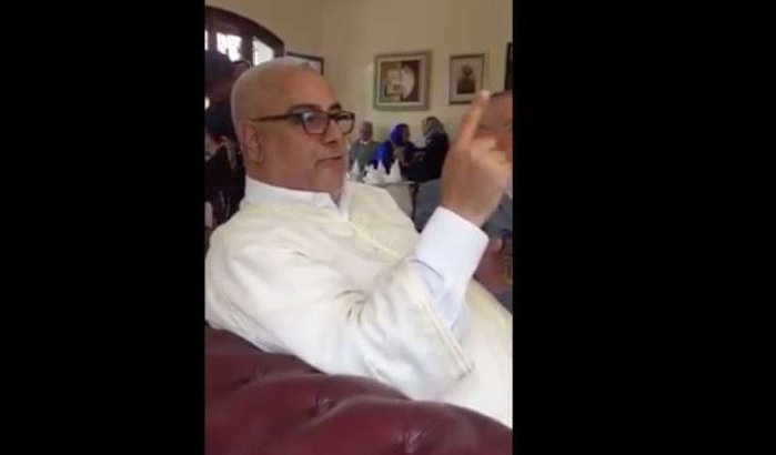 Zingende ex-premier Benkirane hit op internet (video)